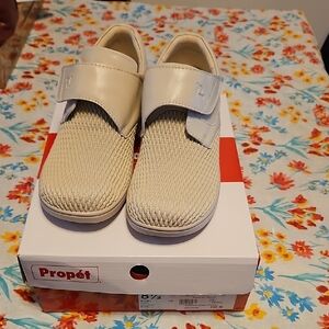 Propet Women's Bone color, Sz 8.5M